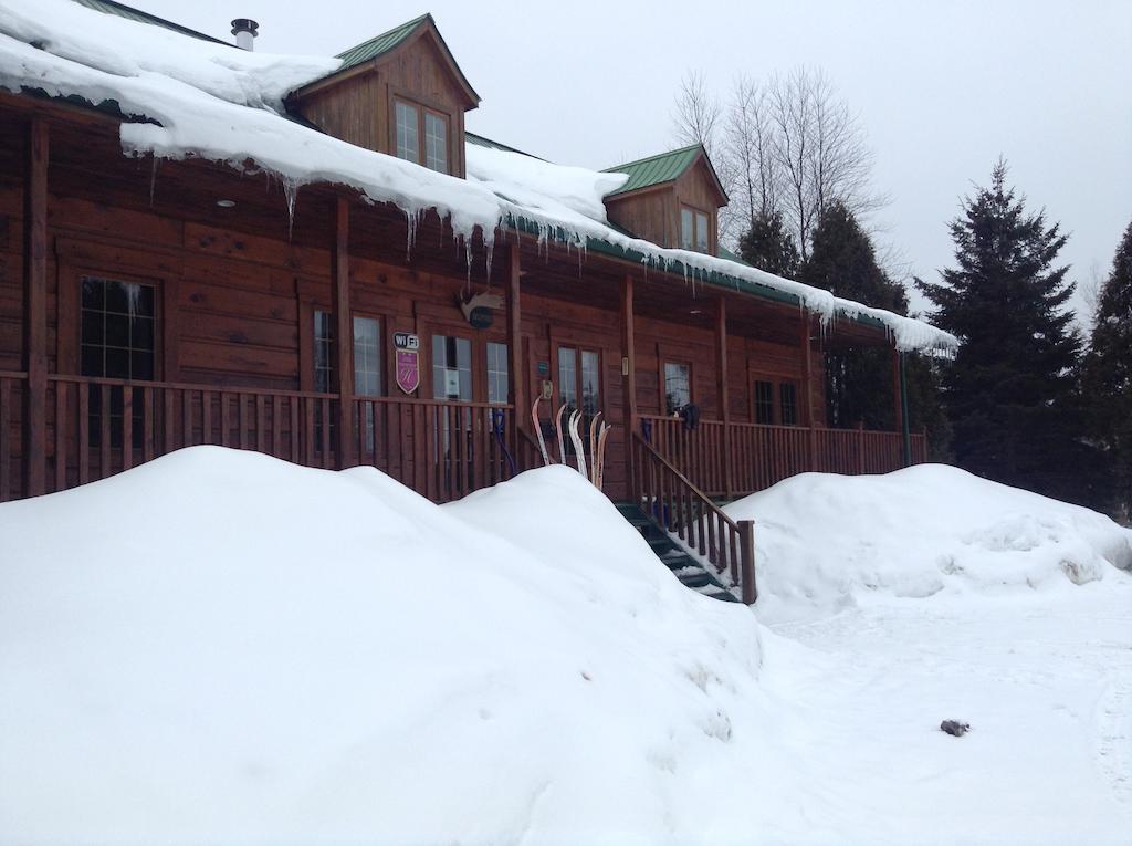 Aux Berges Du St-Maurice Hotel Saint-Jean-des Piles Exterior photo